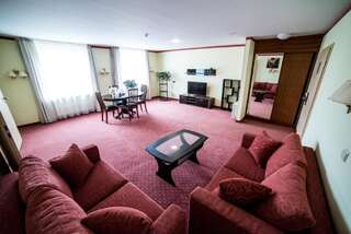 Отель Hotel Tigra Приекули Люкс с кроватью размера «king-size»-4