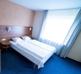Отель Hotel Tigra Приекули Семейный номер с общей ванной комнатой-2